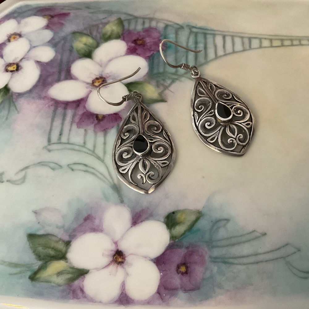 VINTAGE 925 STERLING SILVER FILIGREE ONYX DANGLE FRENCH WIRE EARRINGS SIGNED SU